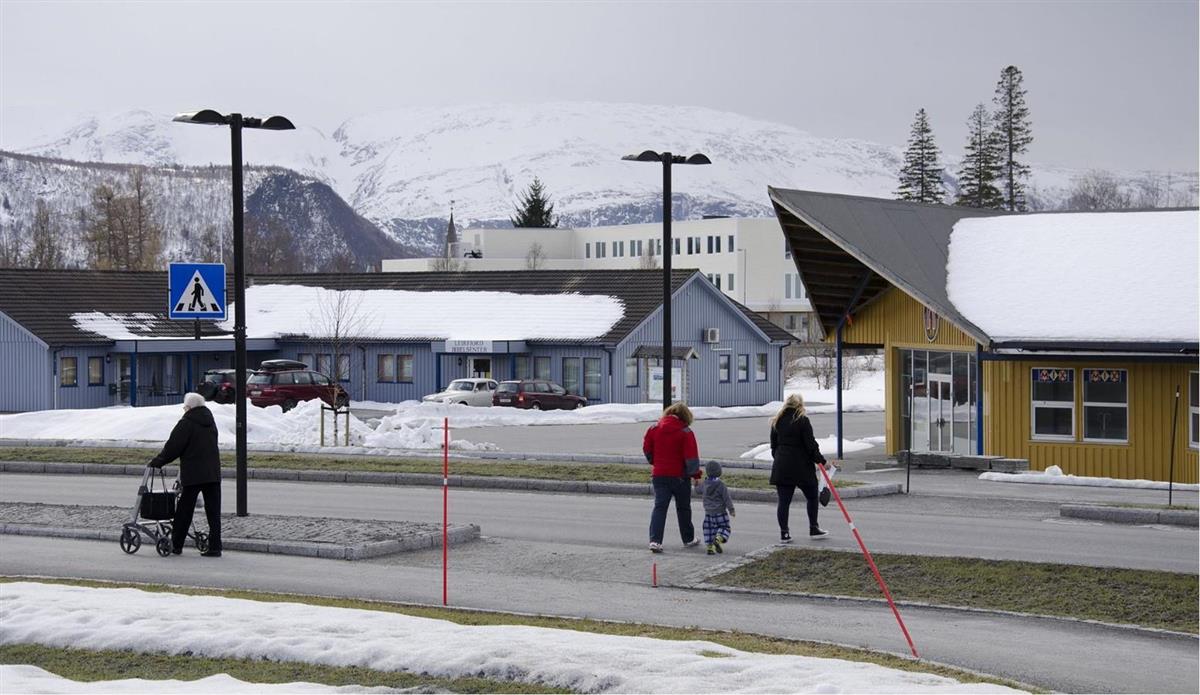 Mennesker som krysser veien. Vinterlandskap - Klikk for stort bilde